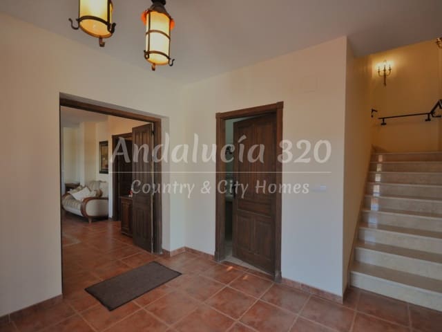9 slaapkamer Finca/Landhuis te koop in Montefrío met zwembad garage - € 295.000 (Ref: 9489688)