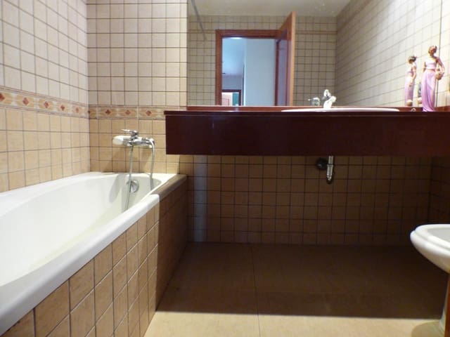 Chalet de 5 habitaciones en Roca Grossa, Lloret de Mar en venta con piscina - 691.500 € (Ref: 9552732)