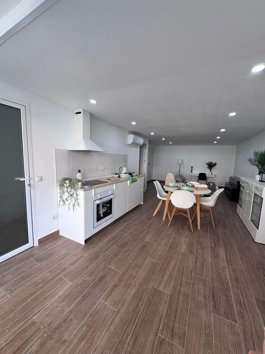 Kommersiell til leie i Magalluf - € 900 (Ref: 9362678)