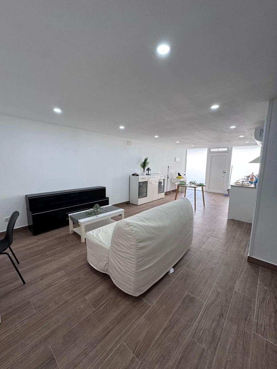 Kommersiell til leie i Magalluf - € 900 (Ref: 9362678)