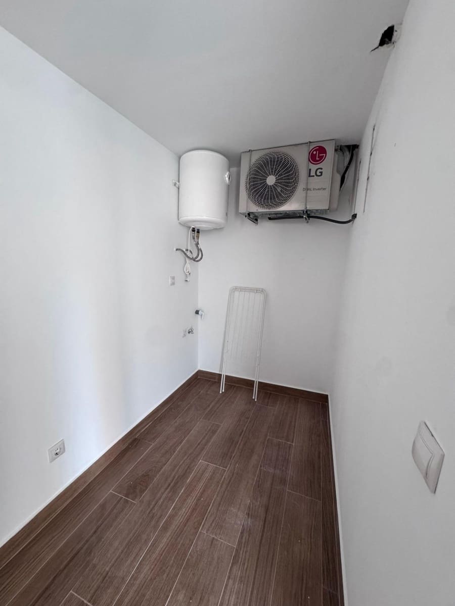 Kommersiell til leie i Magalluf - € 900 (Ref: 9362678)