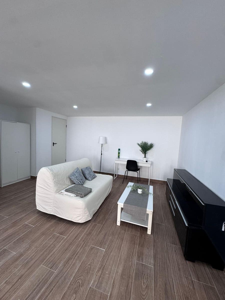 Kommersiell til leie i Magalluf - € 900 (Ref: 9362678)