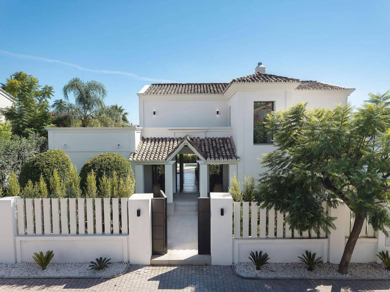 5 bedroom Villa for sale in Marbella with pool garage - € 4,395,000 (Ref: 10023366)