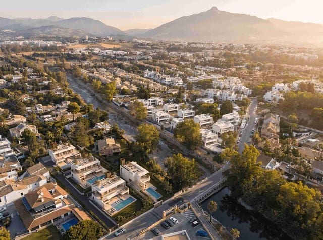 5 sypialnia Willa na sprzedaż w Puerto Banus, Marbella z basenem garażem - 4 700 000 € (Ref: 10073274)