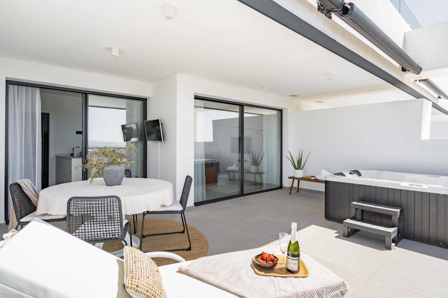 2 soveværelse Lejlighed til salg i Estepona med garage - € 650.000 (Ref: 9002677)