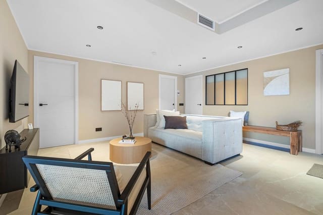 4 sovrum Lägenhet till salu i Nueva Andalucía Centro, Marbella med garage - 765 000 € (Ref: 9064539)