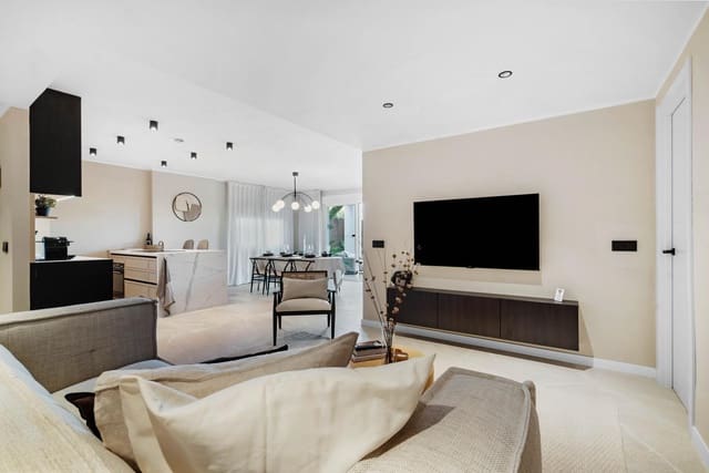 4 sovrum Lägenhet till salu i Nueva Andalucía Centro, Marbella med garage - 765 000 € (Ref: 9064539)