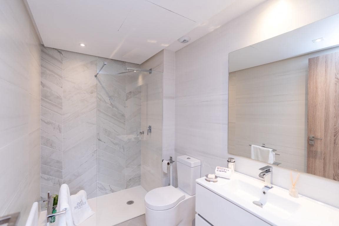 2 soveværelse Lejlighed til salg i Pueblo Nuevo de Guadiaro med garage - € 405.000 (Ref: 9103790)