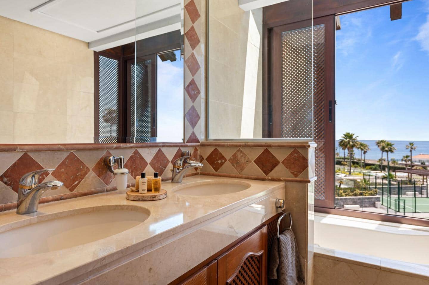 3 soverom Leilighet til salgs i Estepona med garasje - € 1 700 000 (Ref: 9138637)