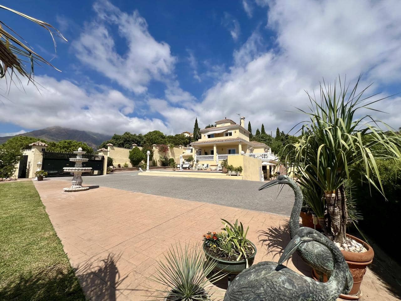 6 soveværelse Villa til salg i Estepona med swimmingpool garage - € 1.190.000 (Ref: 9235301)