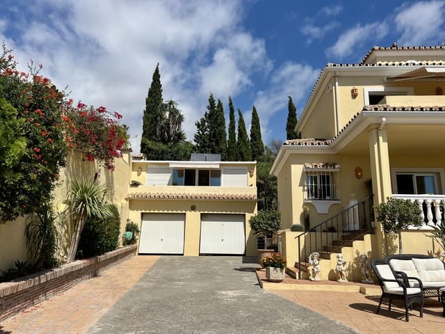 6 slaapkamer Villa te koop in Altos de Estepona, Estepona met zwembad garage - € 1.190.000 (Ref: 9235301)