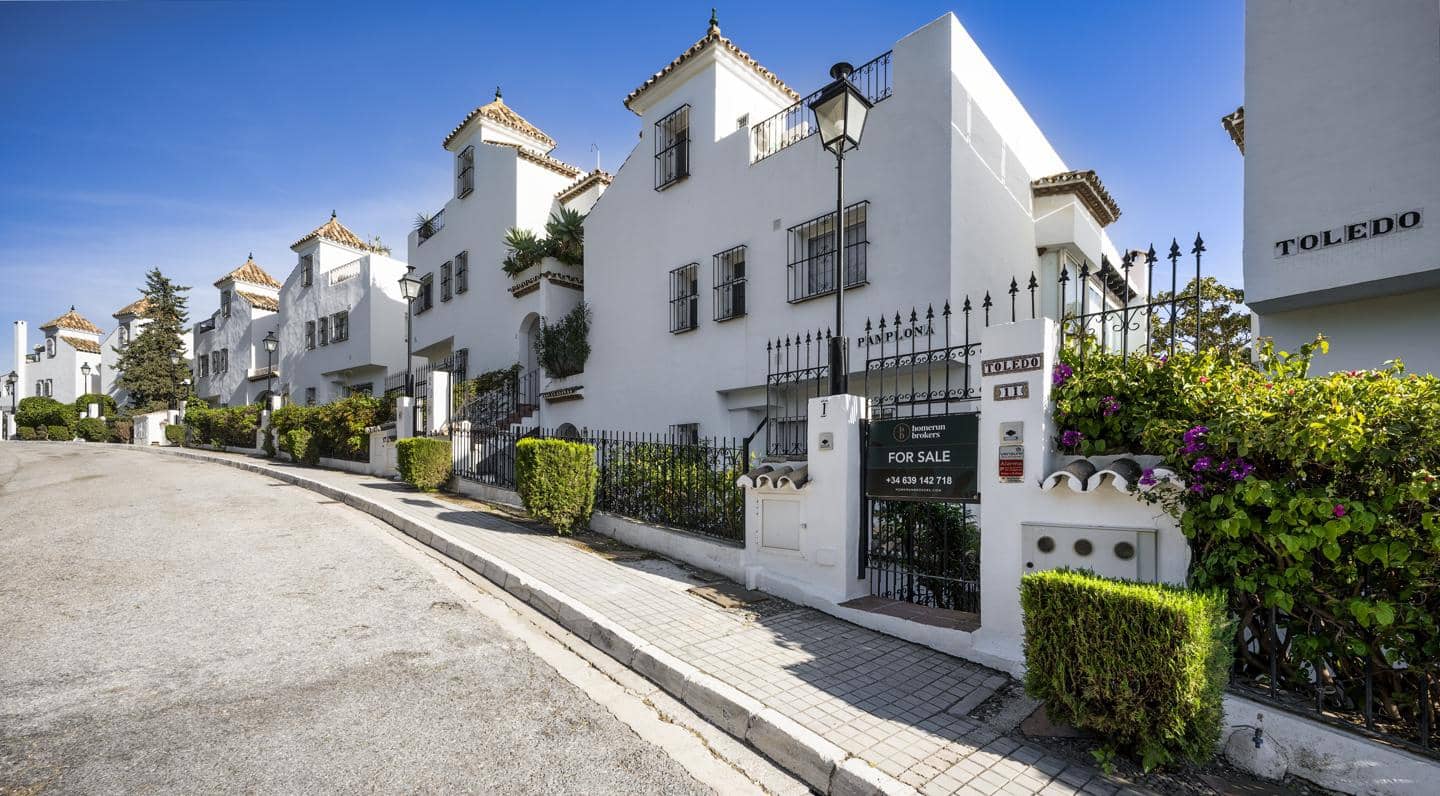 4 sypialnia Willa na sprzedaż w Marbella z basenem garażem - 1 650 000 € (Ref: 9394316)