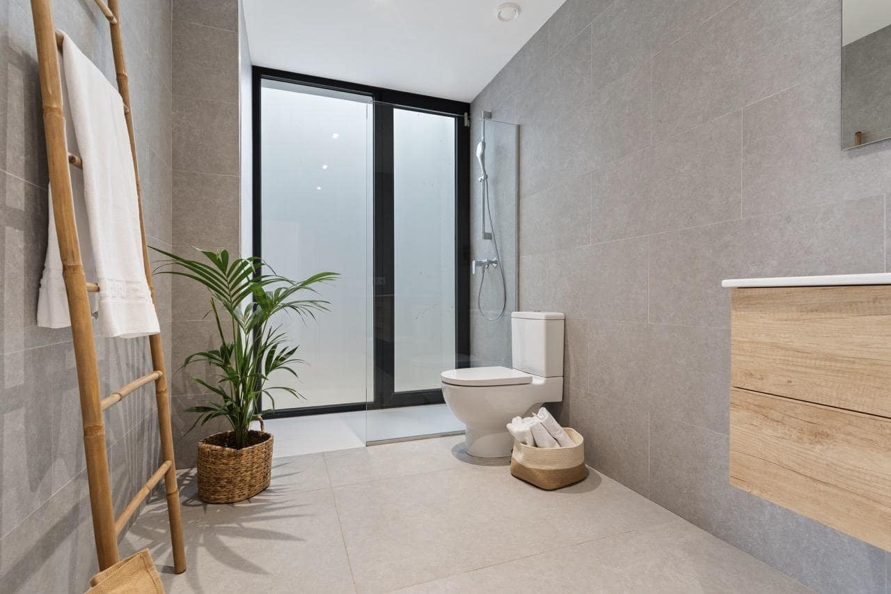 6 bedroom Villa for sale in Estepona with pool garage - € 1,495,000 (Ref: 9396852)