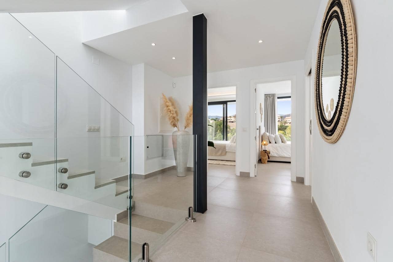 6 bedroom Villa for sale in Estepona with pool garage - € 1,495,000 (Ref: 9396852)