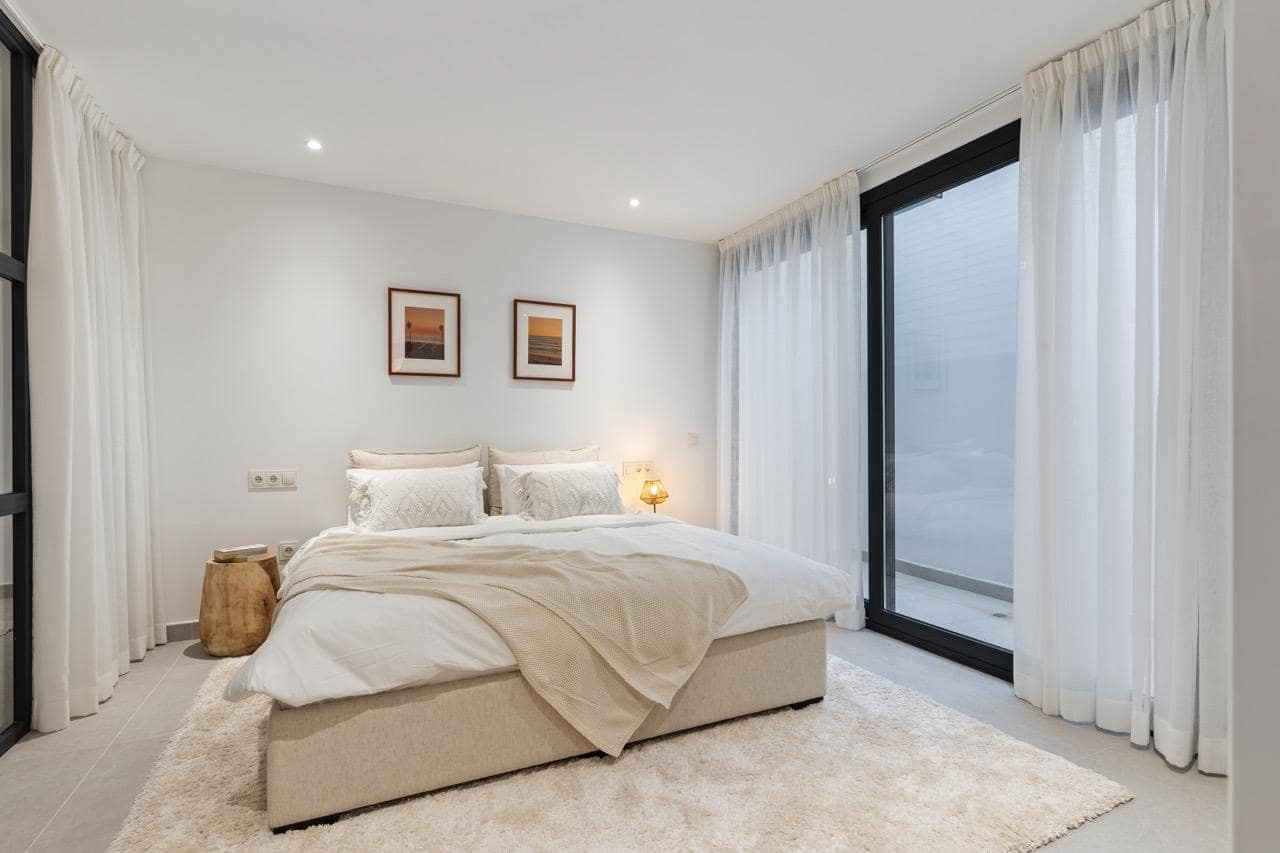 6 bedroom Villa for sale in Estepona with pool garage - € 1,495,000 (Ref: 9396852)