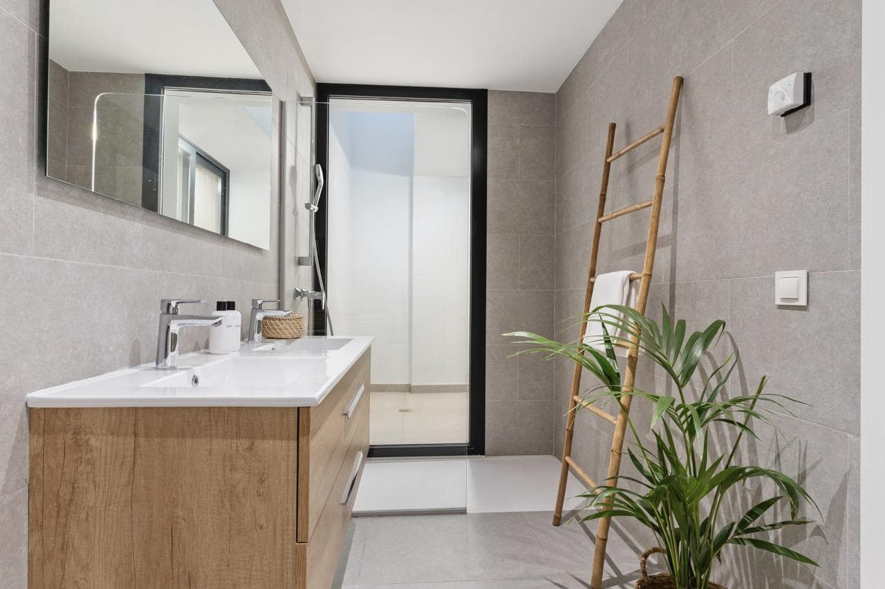 6 bedroom Villa for sale in Estepona with pool garage - € 1,495,000 (Ref: 9396852)