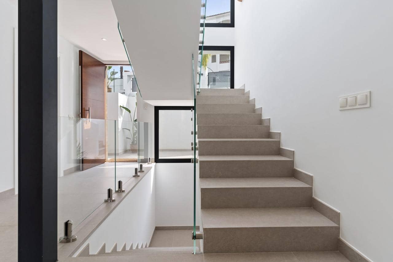 6 bedroom Villa for sale in Estepona with pool garage - € 1,495,000 (Ref: 9396852)