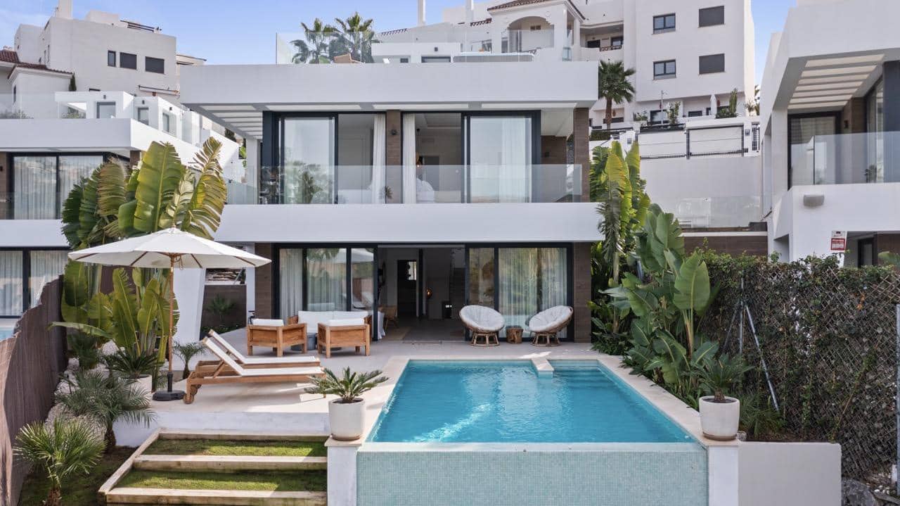 6 bedroom Villa for sale in Estepona with pool garage - € 1,495,000 (Ref: 9396852)