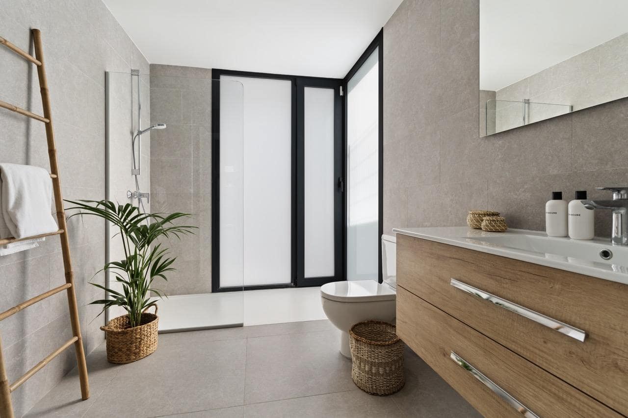 6 bedroom Villa for sale in Estepona with pool garage - € 1,495,000 (Ref: 9396852)