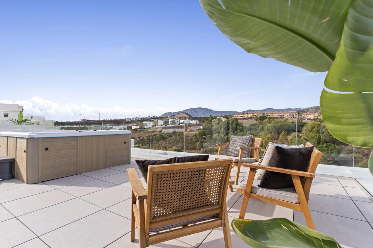 6 bedroom Villa for sale in Estepona with pool garage - € 1,495,000 (Ref: 9396852)