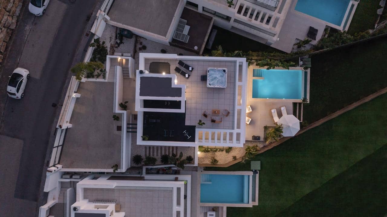 6 bedroom Villa for sale in Estepona with pool garage - € 1,495,000 (Ref: 9396852)