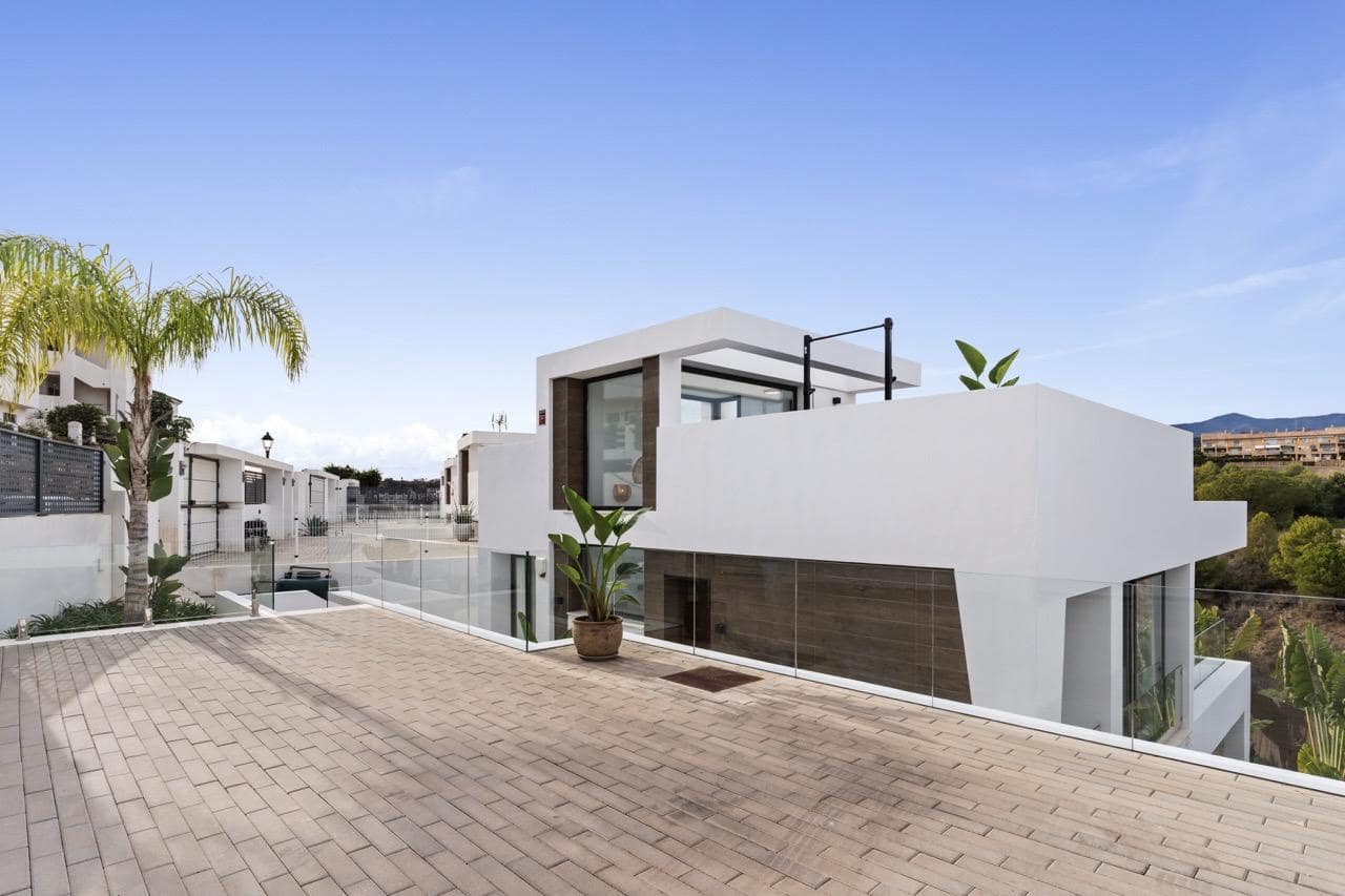6 bedroom Villa for sale in Estepona with pool garage - € 1,495,000 (Ref: 9396852)