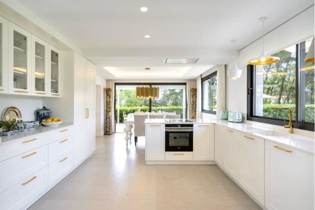 4 soveværelse Villa til salg i Guadalmina Alta, Marbella med swimmingpool garage - € 2.900.000 (Ref: 9449336)