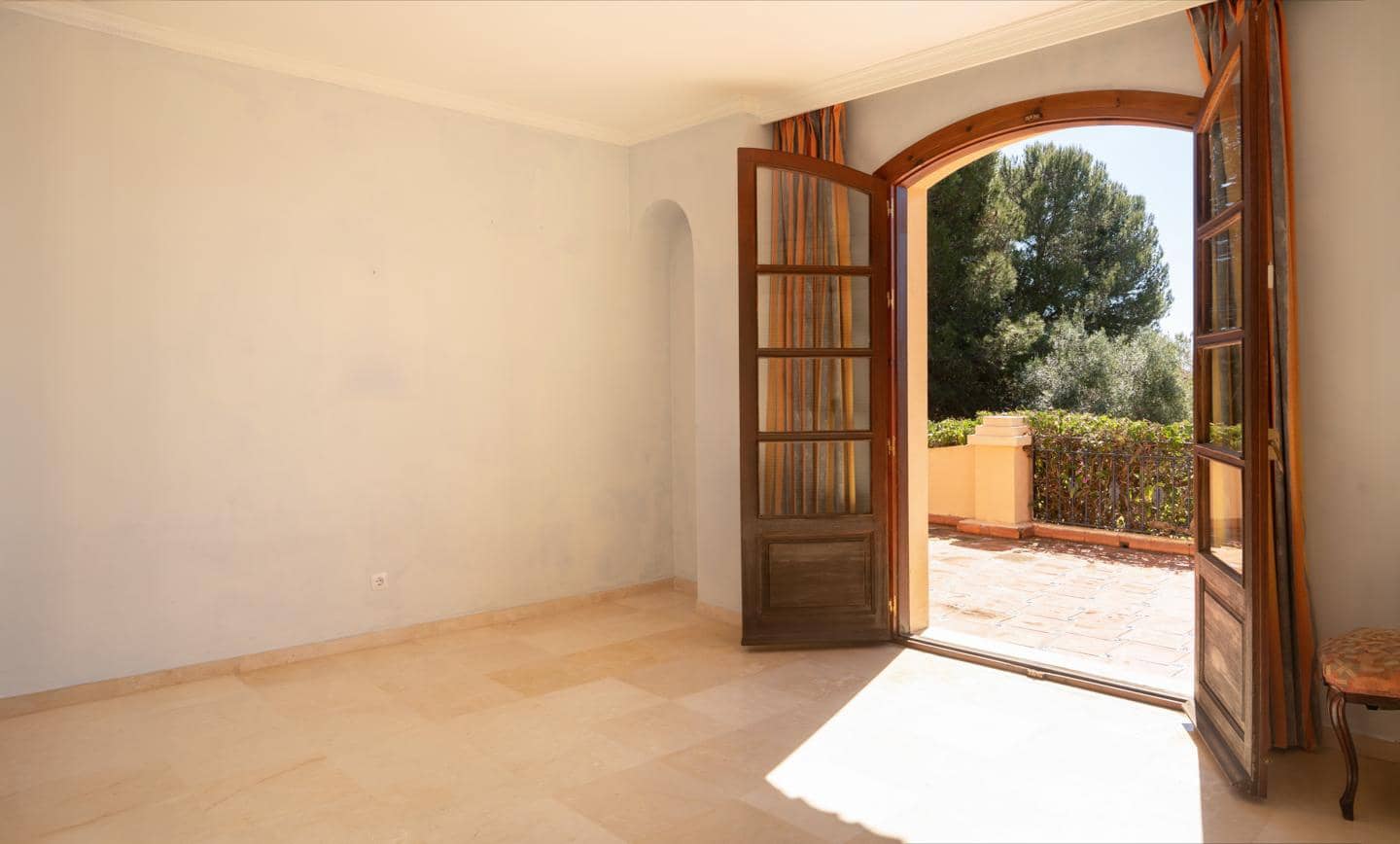 4 bedroom Villa for sale in El Paraiso with pool garage - € 2,000,000 (Ref: 9489973)