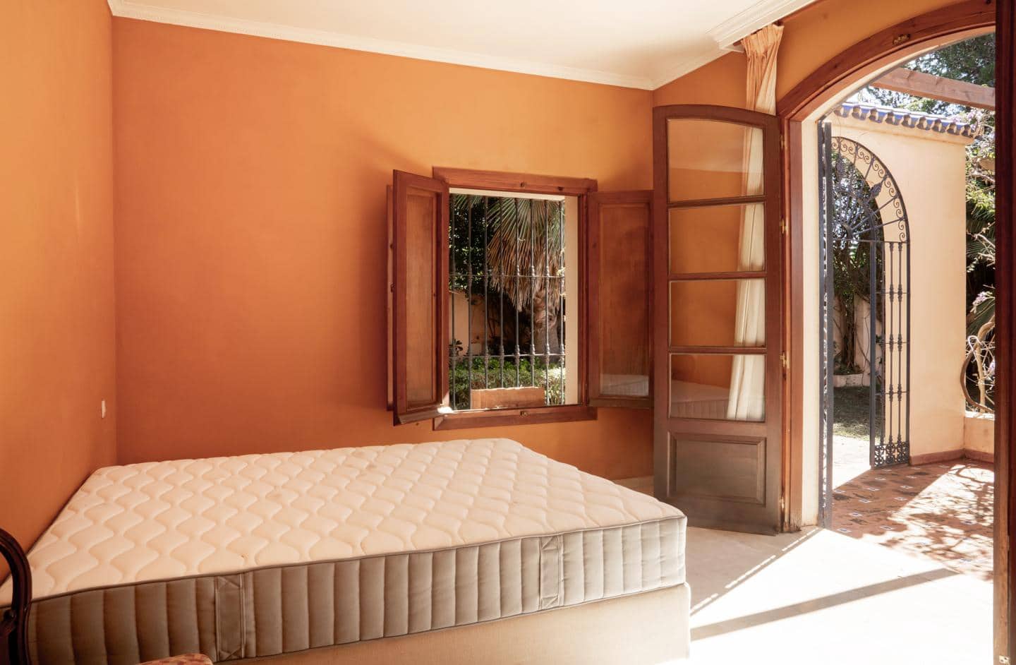 4 bedroom Villa for sale in El Paraiso with pool garage - € 2,000,000 (Ref: 9489973)