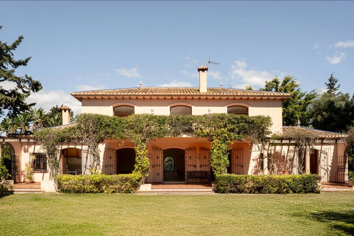 4 bedroom Villa for sale in El Paraiso with pool garage - € 2,000,000 (Ref: 9489973)