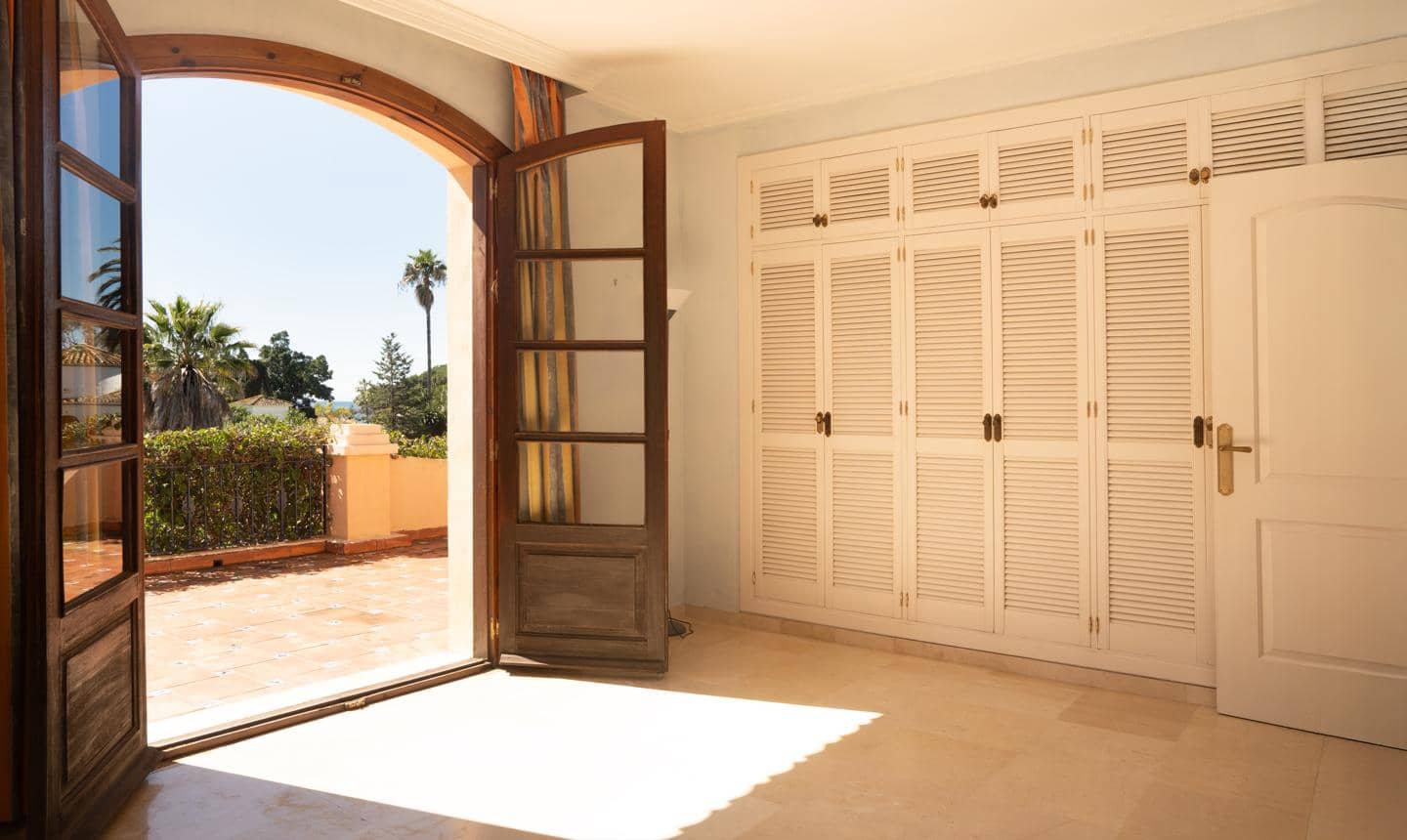 4 bedroom Villa for sale in El Paraiso with pool garage - € 2,000,000 (Ref: 9489973)