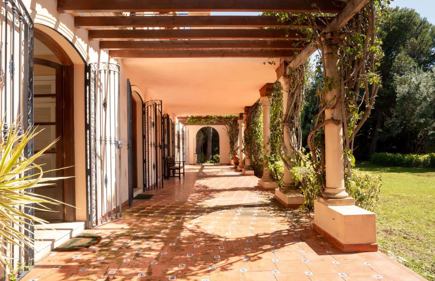 4 bedroom Villa for sale in El Paraiso with pool garage - € 2,000,000 (Ref: 9489973)