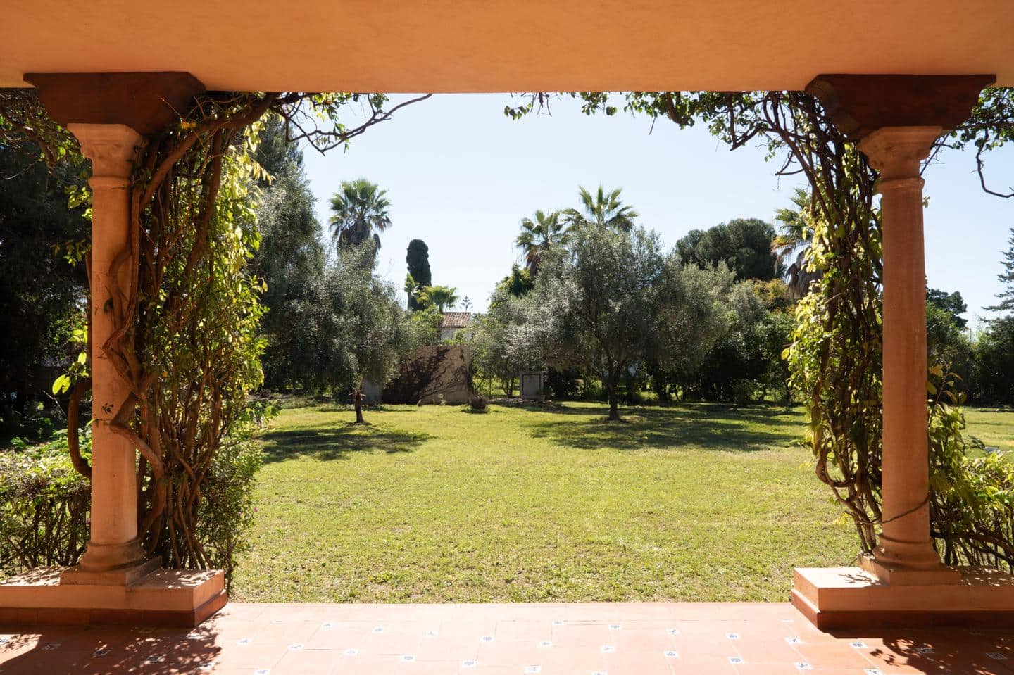 4 bedroom Villa for sale in El Paraiso with pool garage - € 2,000,000 (Ref: 9489973)