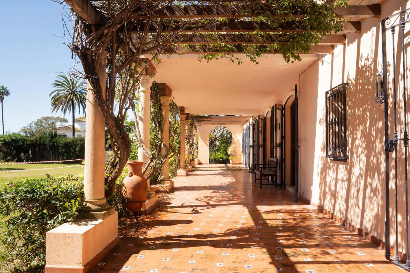 4 bedroom Villa for sale in El Paraiso with pool garage - € 2,000,000 (Ref: 9489973)