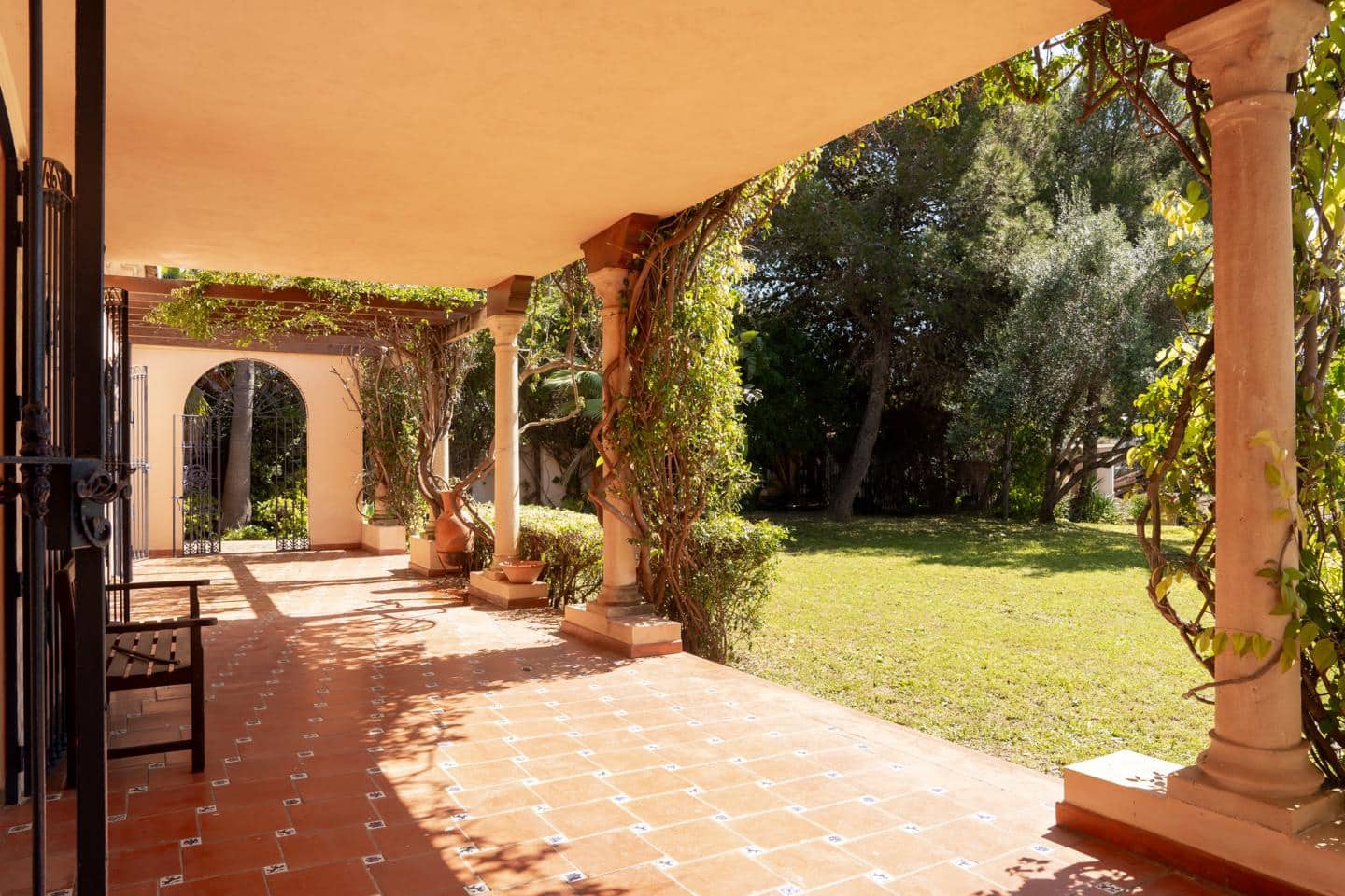 4 bedroom Villa for sale in El Paraiso with pool garage - € 2,000,000 (Ref: 9489973)