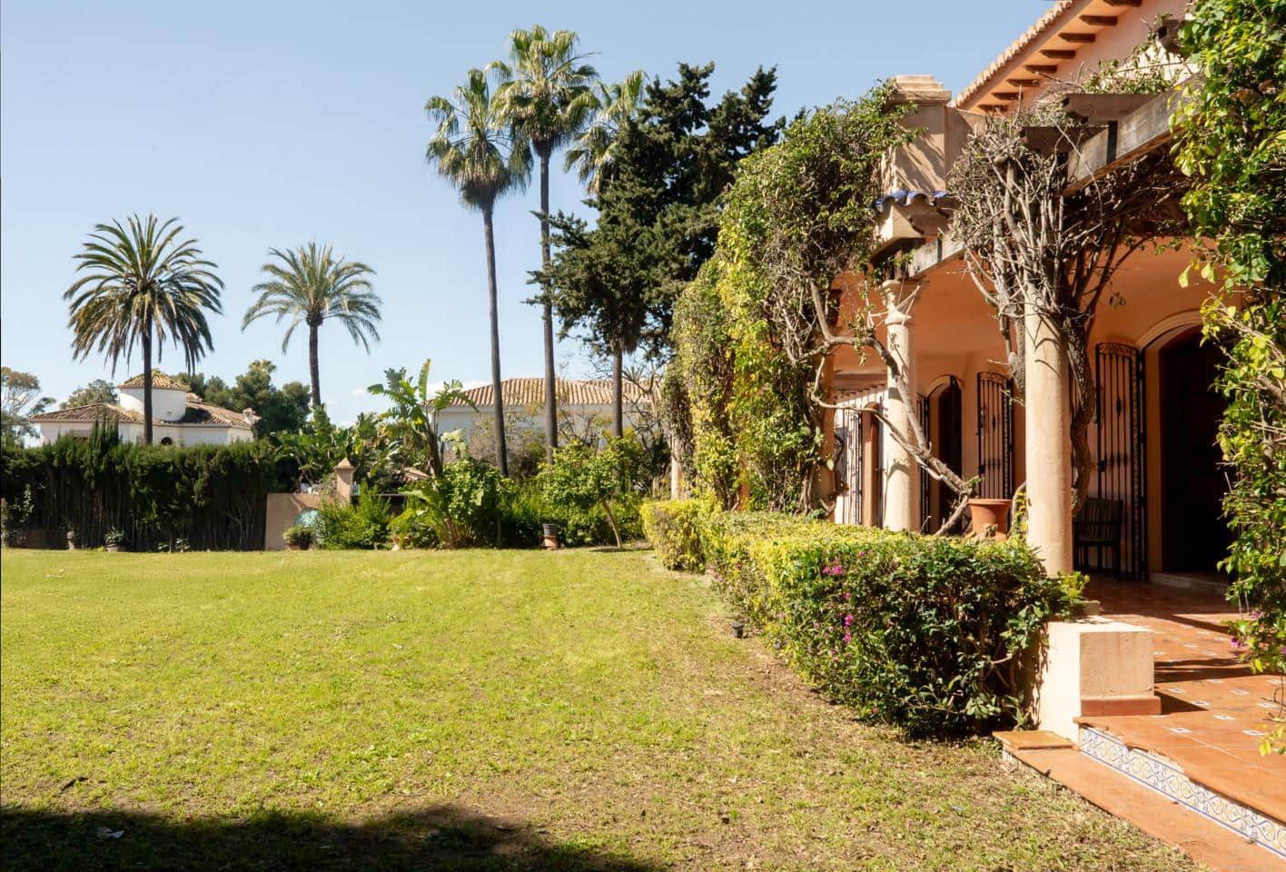 4 bedroom Villa for sale in El Paraiso with pool garage - € 2,000,000 (Ref: 9489973)