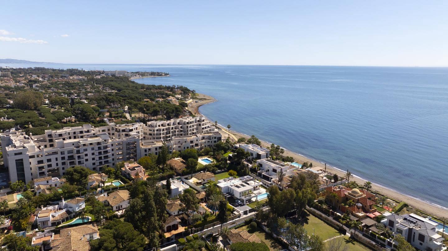 4 bedroom Villa for sale in El Paraiso with pool garage - € 2,000,000 (Ref: 9489973)