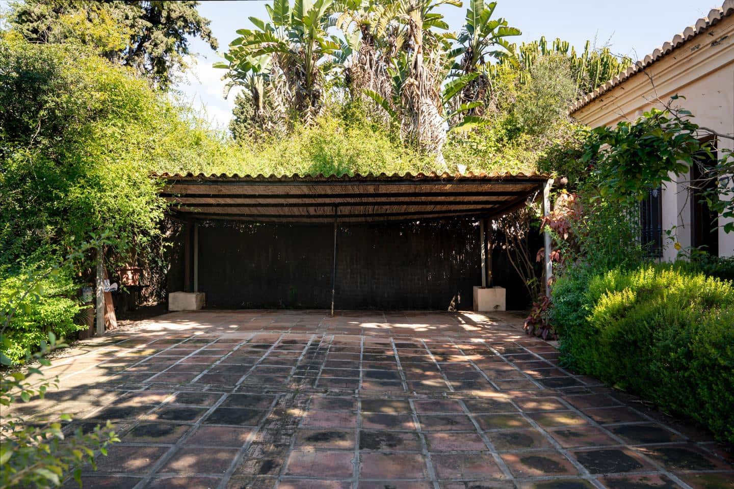 4 bedroom Villa for sale in El Paraiso with pool garage - € 2,000,000 (Ref: 9489973)