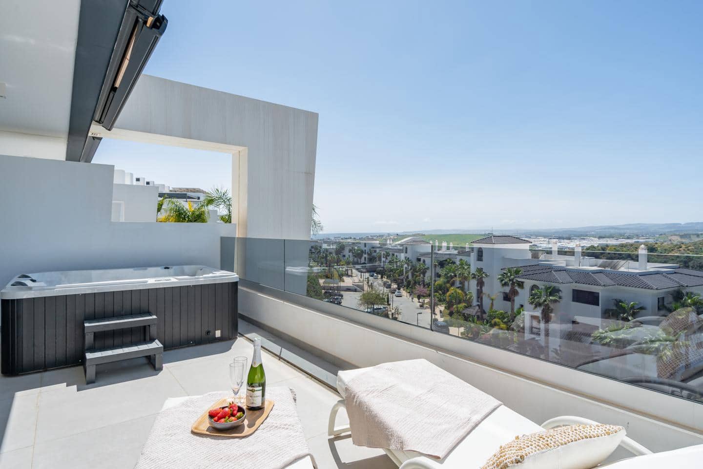 Piso de 3 habitaciones en Estepona en venta con garaje - 925.000 € (Ref: 9489975)