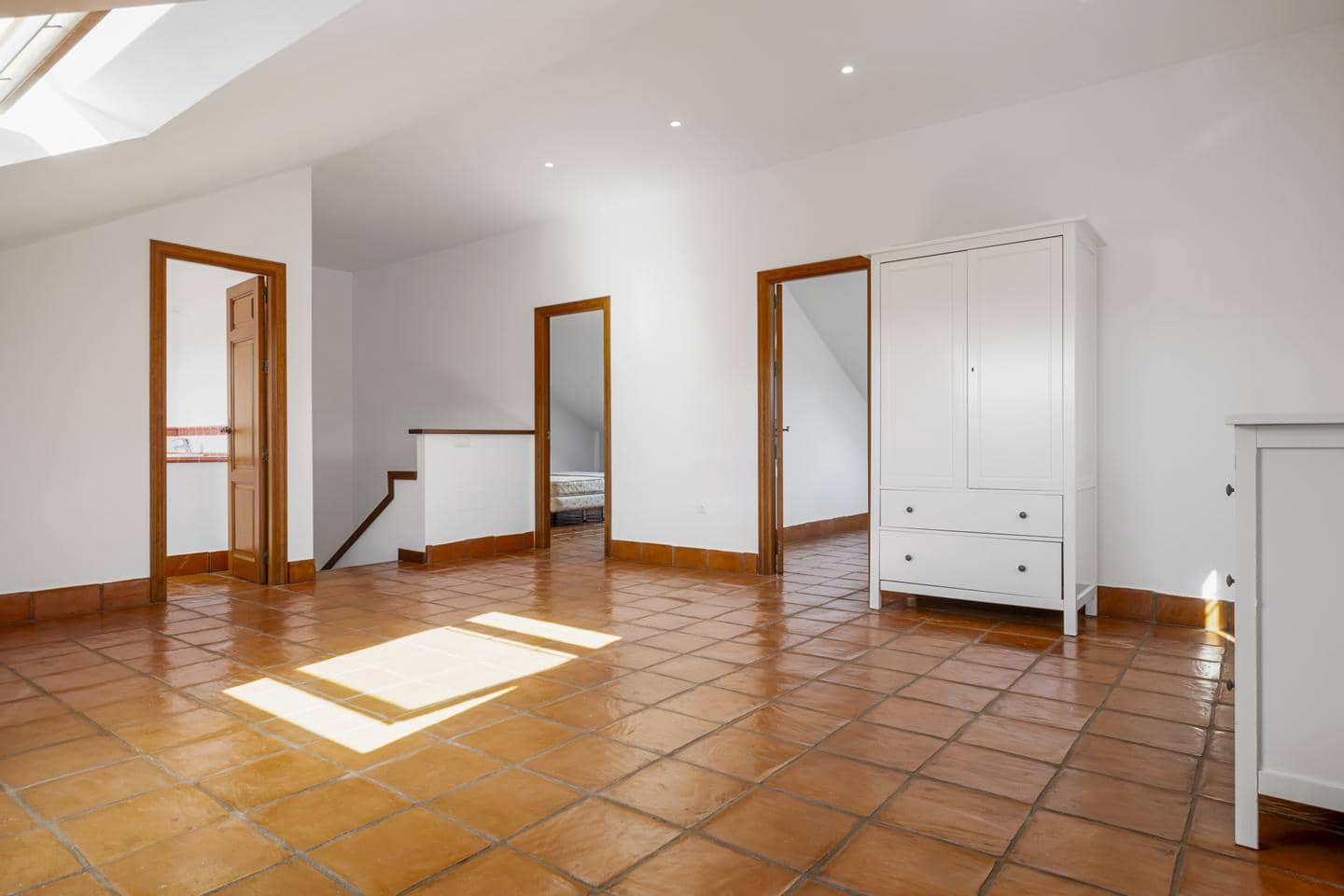 4 bedroom Villa for sale in San Pedro de Alcantara with pool garage - € 949,000 (Ref: 9489980)