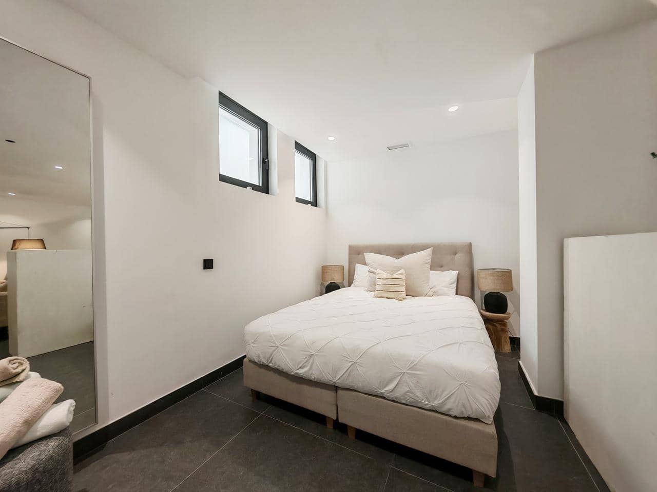 5 slaapkamer Villa te koop in Estepona met garage - € 1.690.000 (Ref: 9517914)