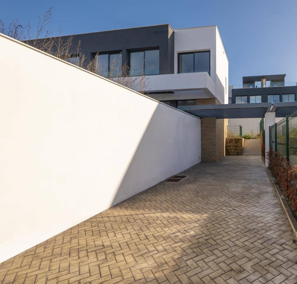 4 bedroom Villa for sale in Estepona with pool garage - € 1,050,000 (Ref: 9550108)