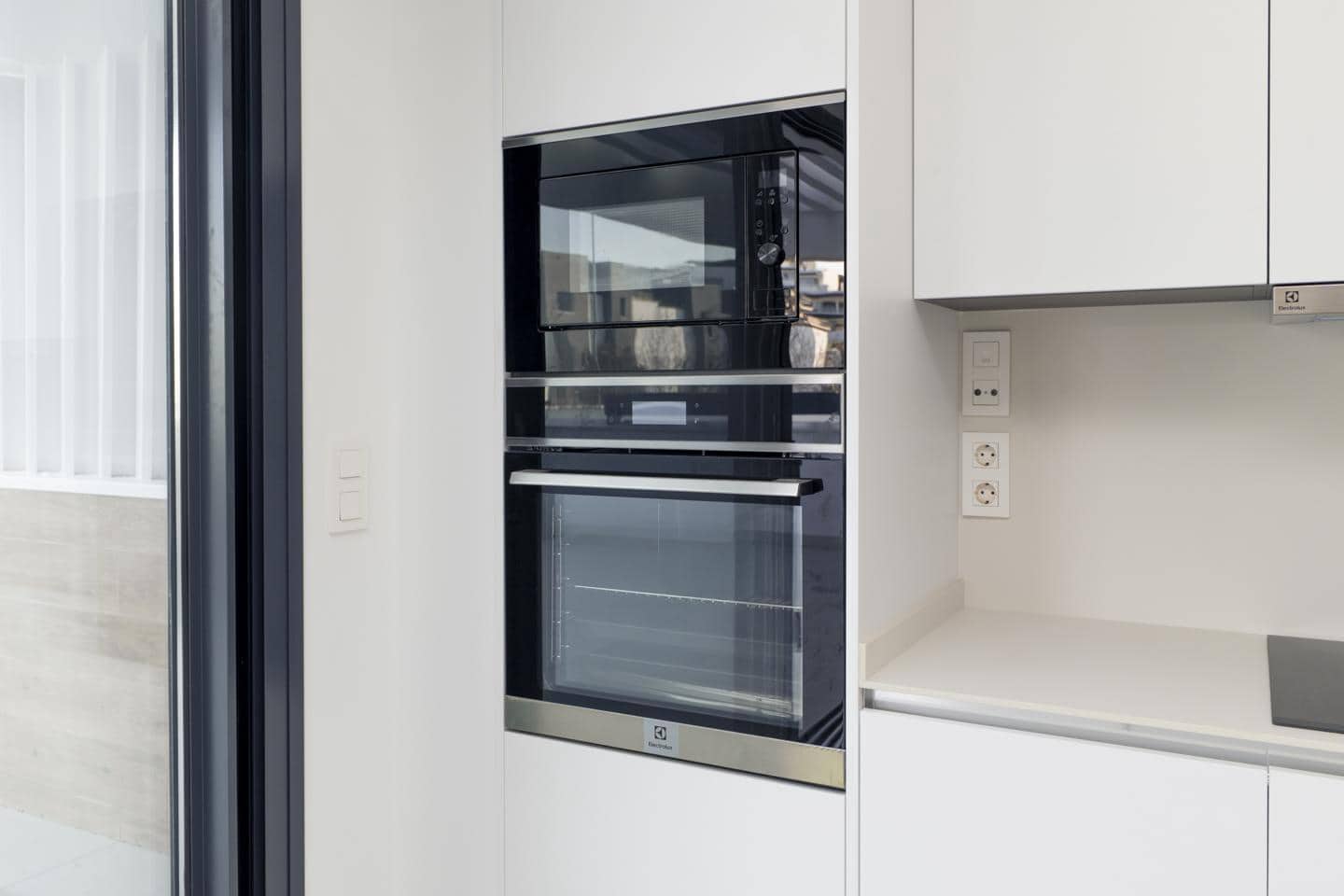 4 bedroom Villa for sale in Estepona with pool garage - € 1,050,000 (Ref: 9550108)