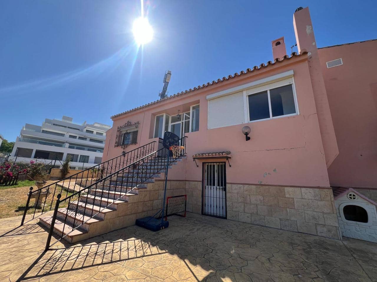 6 sovrum Villa till salu i Estepona med pool garage - 1 490 000 € (Ref: 9669371)