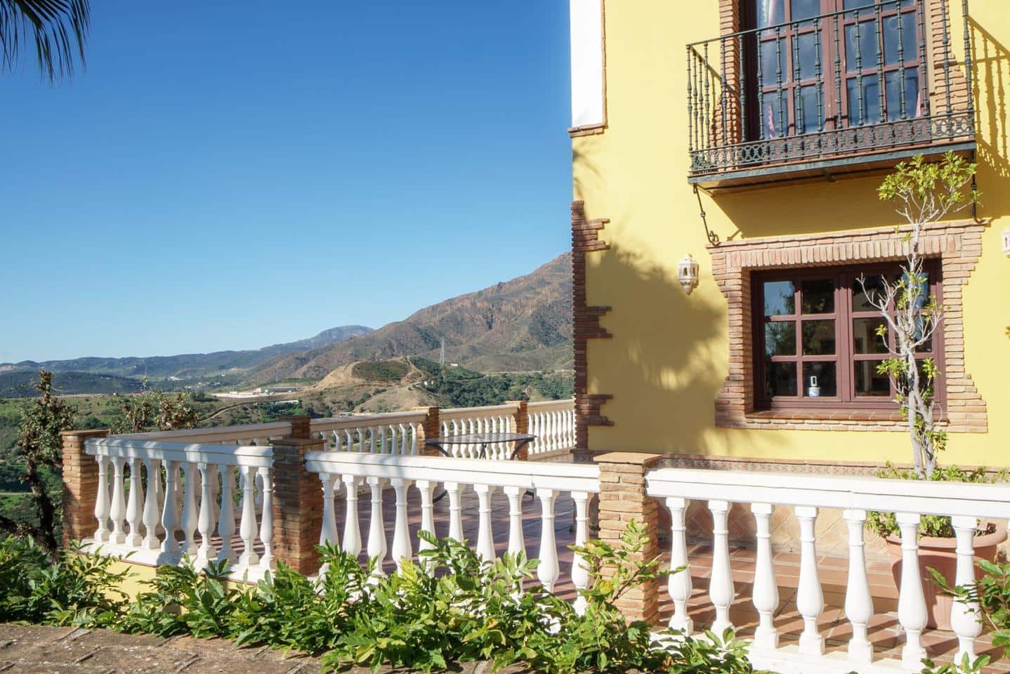 6 bedroom Villa for sale in Estepona with pool garage - € 1,150,000 (Ref: 9669372)
