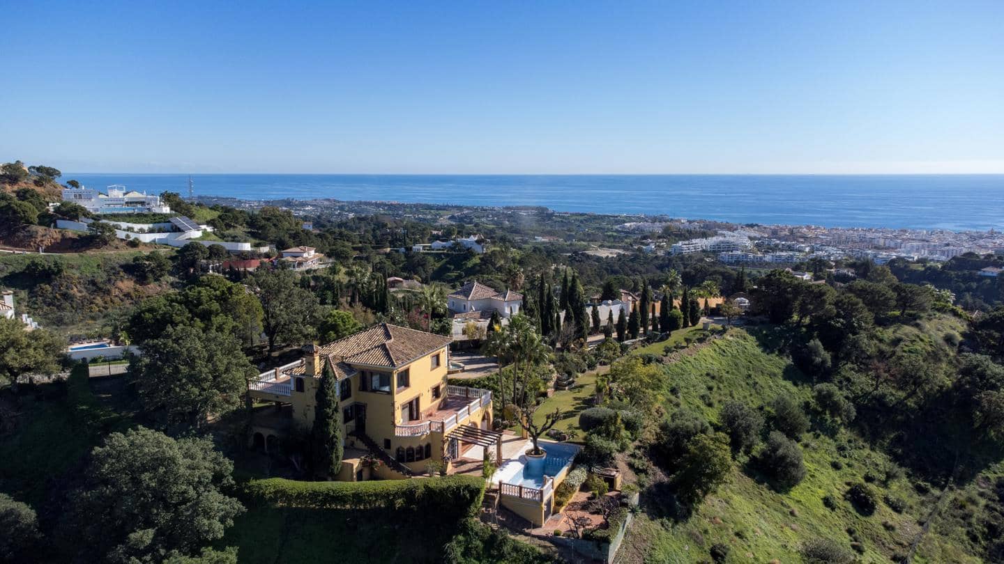 6 bedroom Villa for sale in Estepona with pool garage - € 1,150,000 (Ref: 9669372)