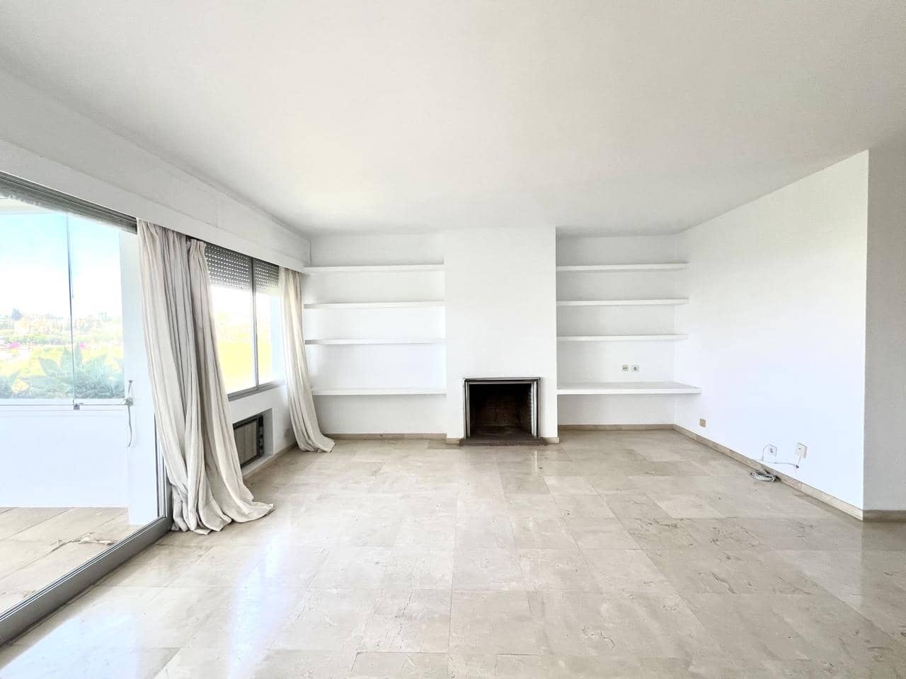 3 bedroom Flat for sale in Marbella with garage - € 633,000 (Ref: 9880307)