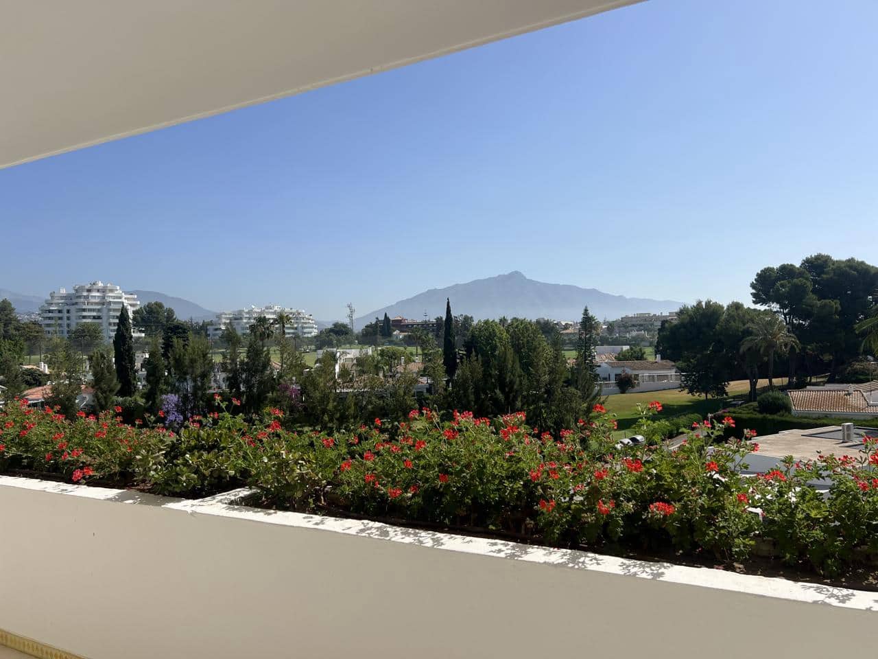 3 bedroom Flat for sale in Marbella with garage - € 633,000 (Ref: 9880307)