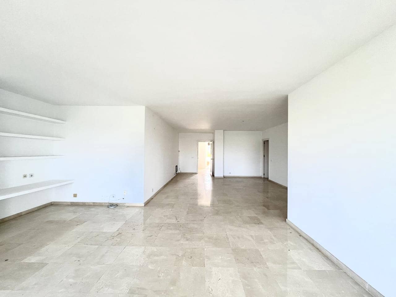 3 bedroom Flat for sale in Marbella with garage - € 633,000 (Ref: 9880307)