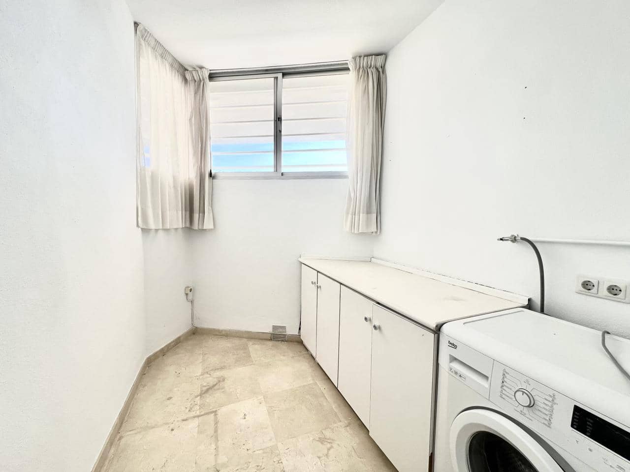 3 bedroom Flat for sale in Marbella with garage - € 633,000 (Ref: 9880307)